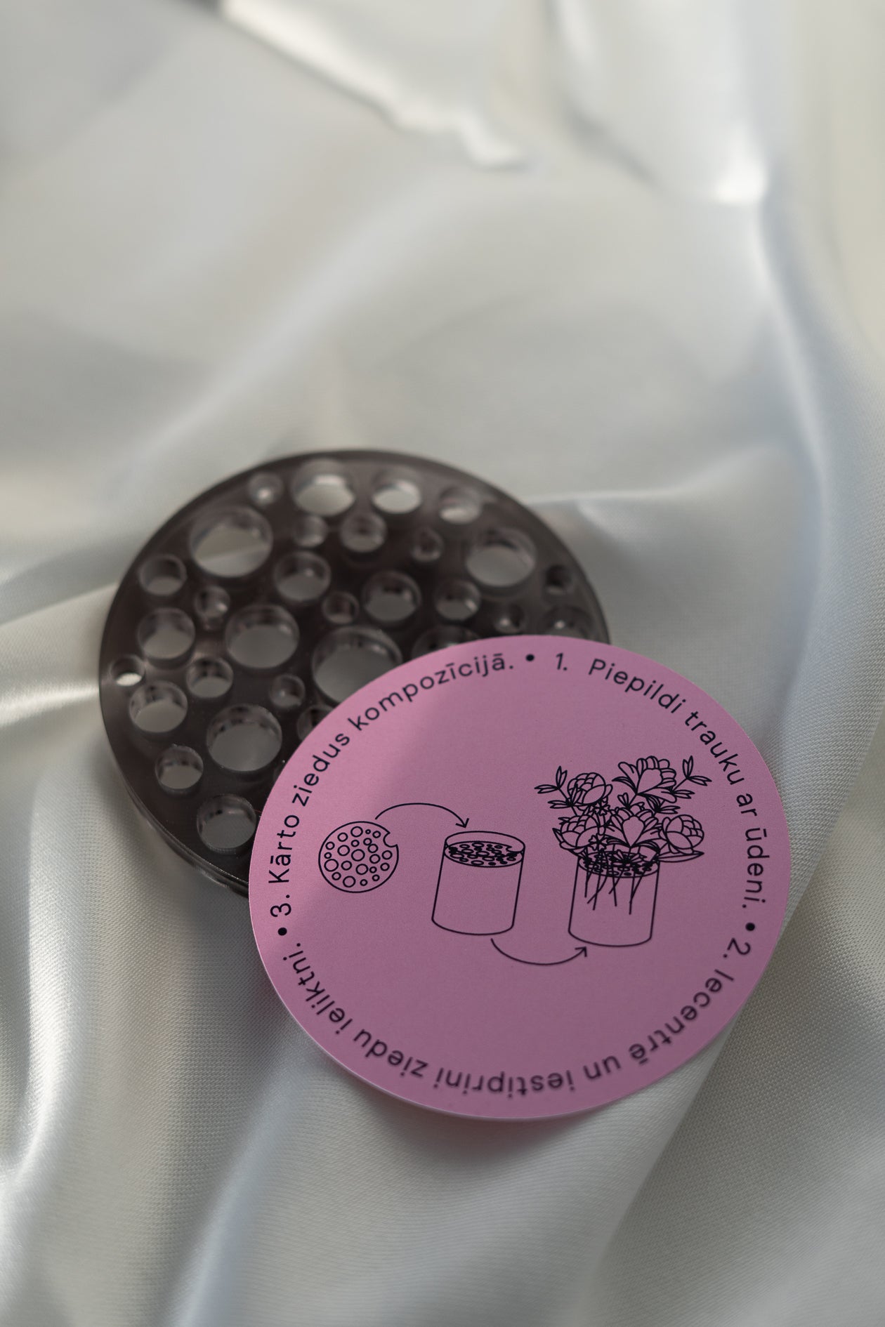 ROZĀ SELF-BELIEF ON REPEAT lielā svece ar ziedu ieliktni (ierobežotā daudzumā)