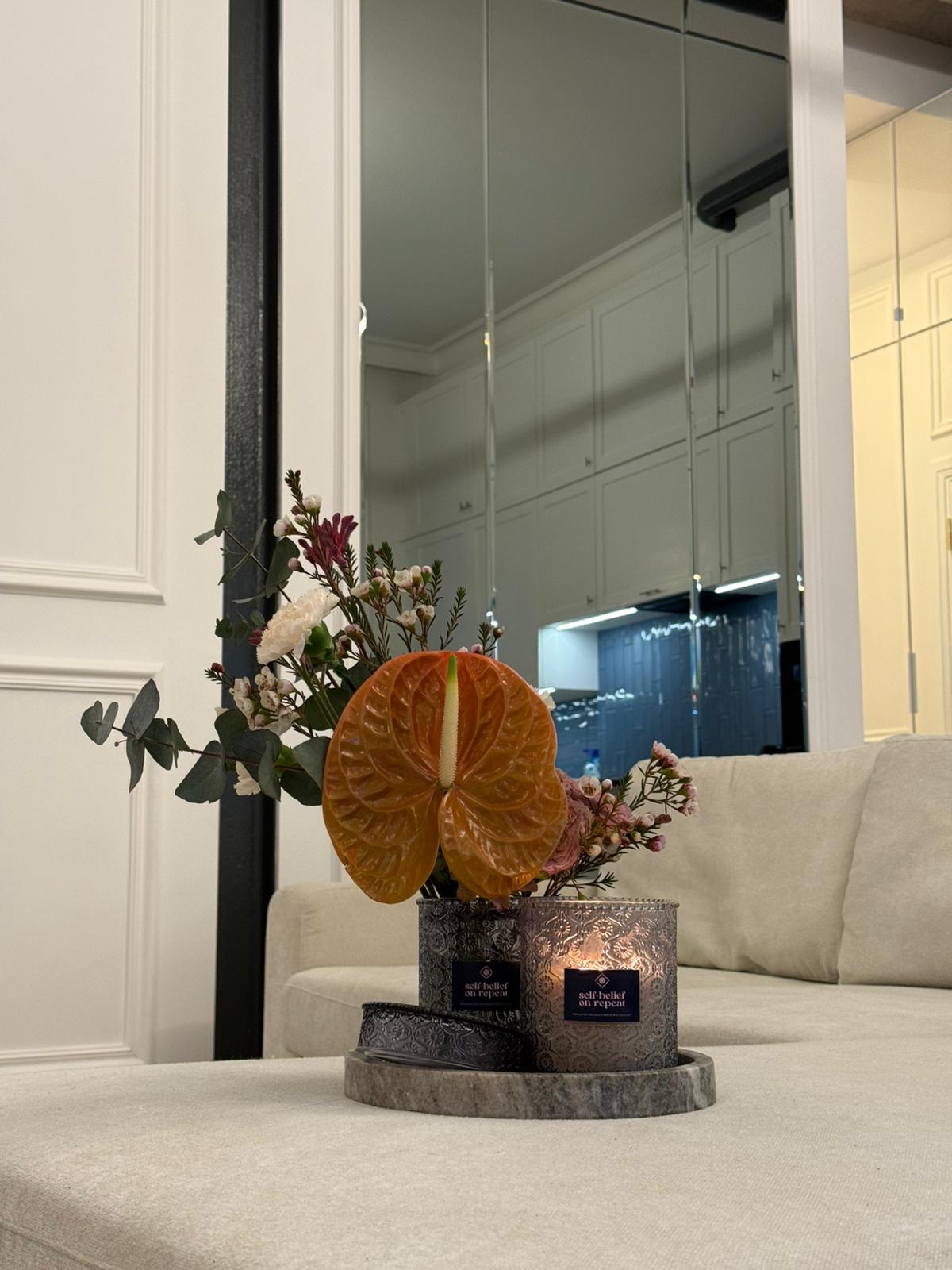 SELF-BELIEF ON REPEAT lielā svece ar ziedu ieliktni