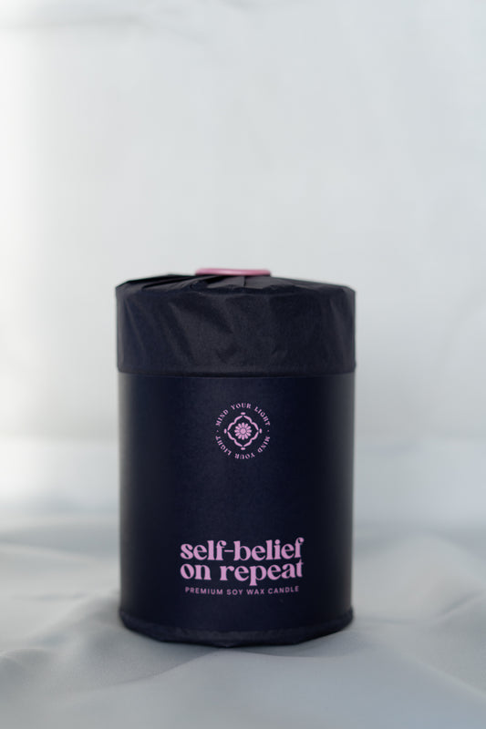 SELF-BELIEF ON REPEAT lielā svece ar ziedu ieliktni