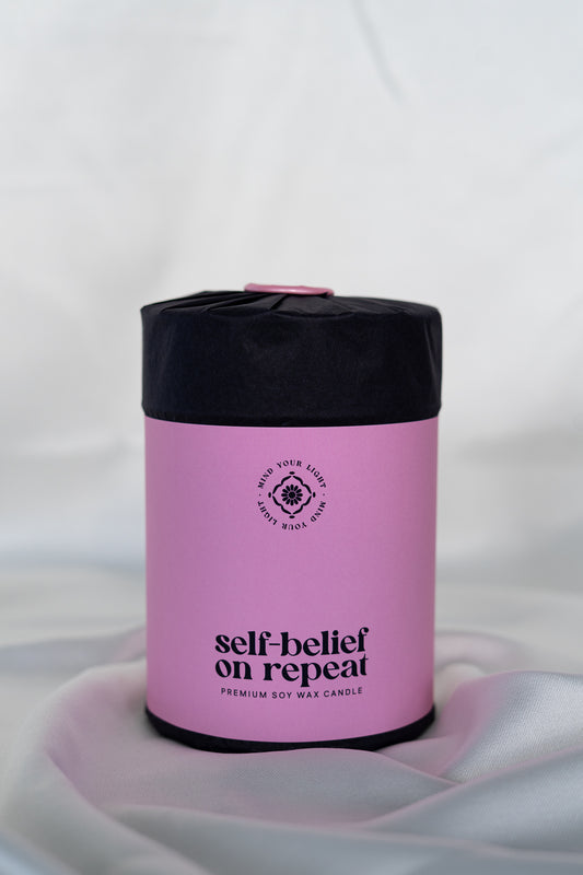 ROZĀ SELF-BELIEF ON REPEAT lielā svece ar ziedu ieliktni (ierobežotā daudzumā)